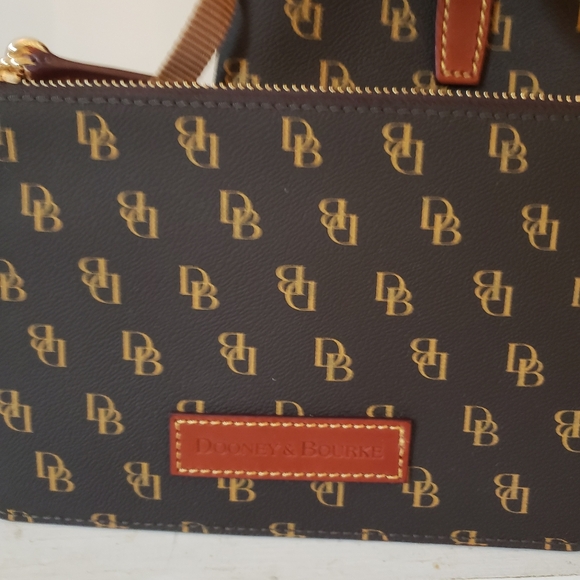 Dooney and Bourke small gretta Brianna w/pouch - Picture 2 of 13